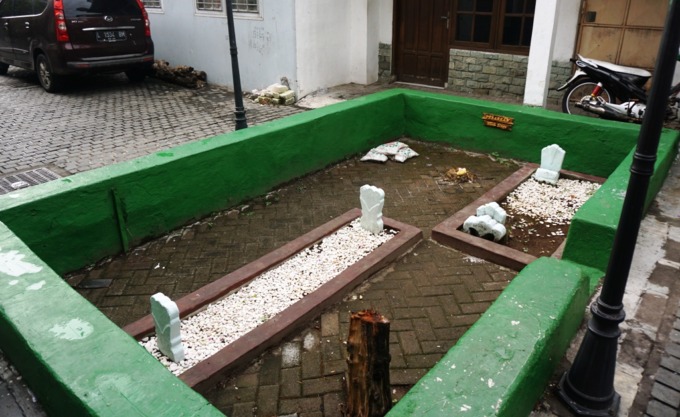 ULAMA SETEMPAT: Makam Mbah Singo di depan rumah warga di Jalan Peneleh VII. (DOK. RADAR SURABAYA)