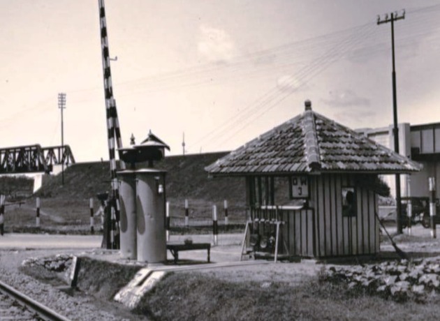 MANUAL: Pos Perlintasan Kereta Api di Jalan Kapasari sekitar tahun 1930-an. (ISTIMEWA)