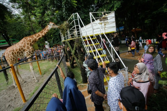 FAVORIT: Kebun Binatang Surabaya panen pengunjung memasuki masa liburan Natal dan Tahun Baru yg bertepatan dengan masa liburan sekolah. (SURYANTO/RADAR SURABAYA)