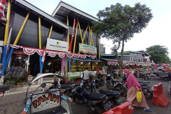 DIBENAHI: Suasana lapak pedagang di Pasar Pucang Anom, Surabaya, Kamis (8/12).  (SURYANTO/RADAR SURABAYA)