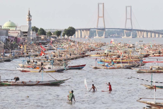 ISTIRAHAT: Deretan perahu milik nelayan di kawasan pesisir pantai Bulak, Kenjeran, Surabaya.  Karena angin kencang dan gelombang tinggi, nelayan di pesisir Surabaya memilih untuk sementara tidak melaut. (SURYANTO/RADAR SURABAYA)
