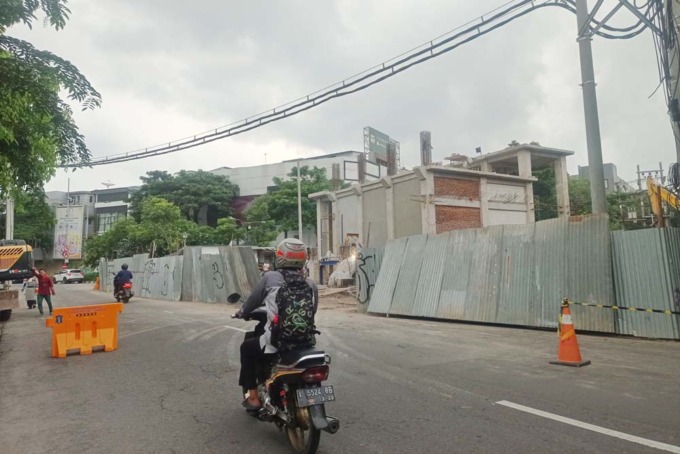SIAP DISELESAIKAN: Proyek rumah pompa di Alun-Alun Contong Surabaya yang belum rampung. (SURYANTO/RADAR SURABAYA)