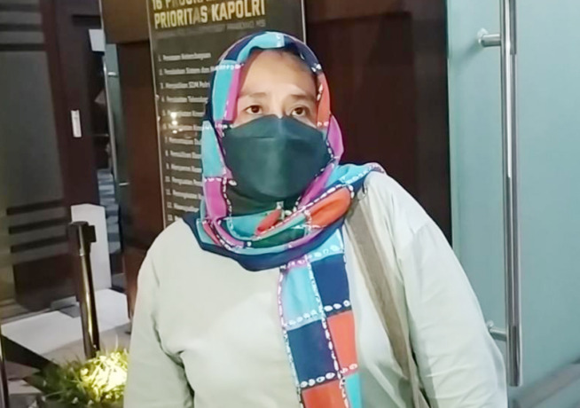 MH istri Aiptu AR anggota Polres Pamekasan memilih mencabut laporan ke Polda Jatim. (MAHRUS/RADAR SURABAYA)