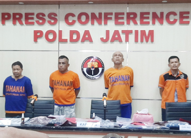 RESIDIVIS: Ketiga tersangka perampok rumah dinas wali kota Blitar diamankan di Mapolda Jatim. (MAHRUS/RADAR SURABAYA)