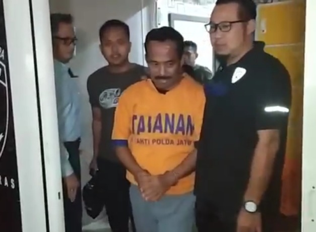 DITAHAN: Mantan Wali Kota Blitar Samanhudi Anwar mengenakan seragam tahanan saat digiring ke Lapas Sidoarjo. (MAHRUS/RADAR SURABAYA)