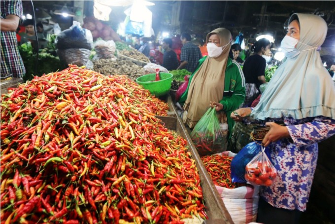 Pembeli membeli cabai di Pasar Pabean Surabaya. (ANDY SATRIA/RADAR SURABAYA)