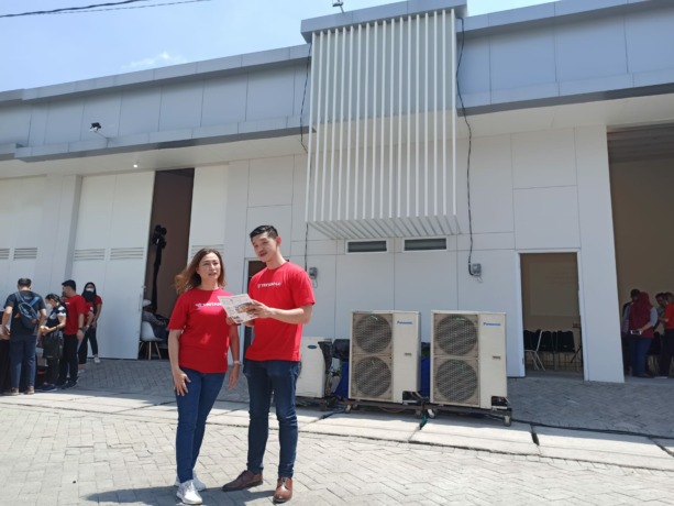 PHASE 2: Michael Ariel bersama Herliani Prayogo menjelaskan pergudangan TritanHub phase 2 yang cocok untuk investor dan pengusaha yang ingin mengembangkan bisnisnya terutama para UMKM. (M. Afiq Firdaus/Radar Surabaya)