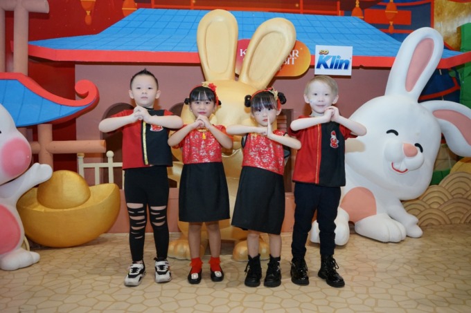 TETAP BEBAS BERGERAK: Model anak mengenakan busana Imlek karya desainer Megawati Tan yang menonjolkan warna merah dan hitam. (ISTIMEWA)