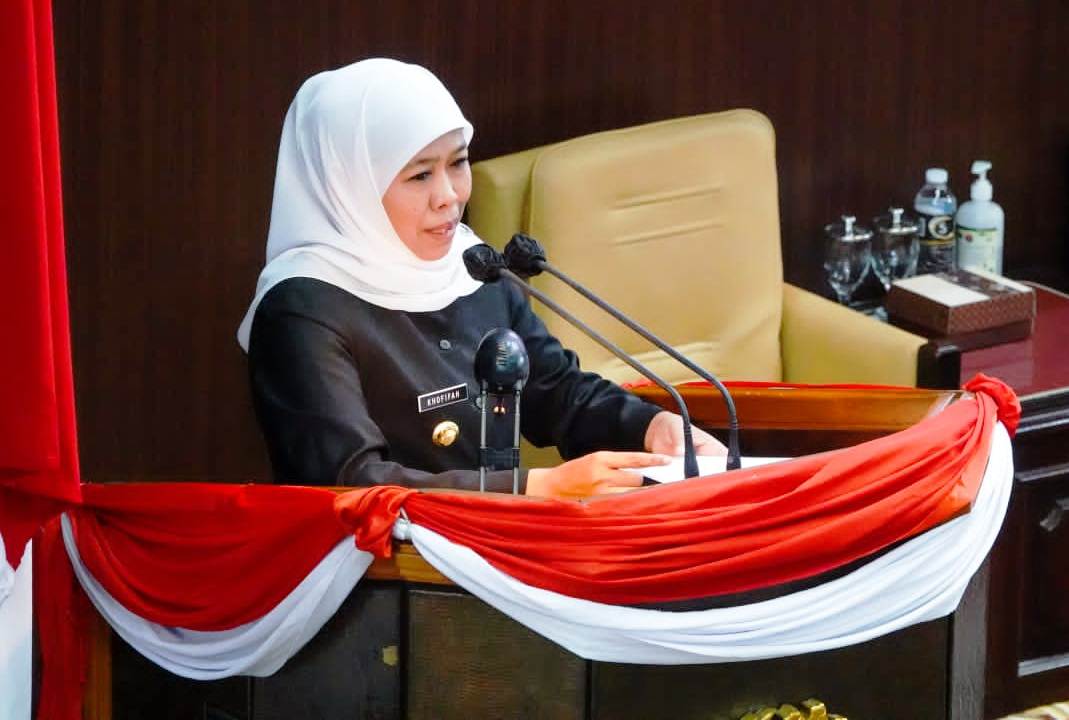 Gubernur Khofifah menyampaikan RTRW Jatim 2023-2043. (MUS PURMADANI/RADAR SURABAYA)