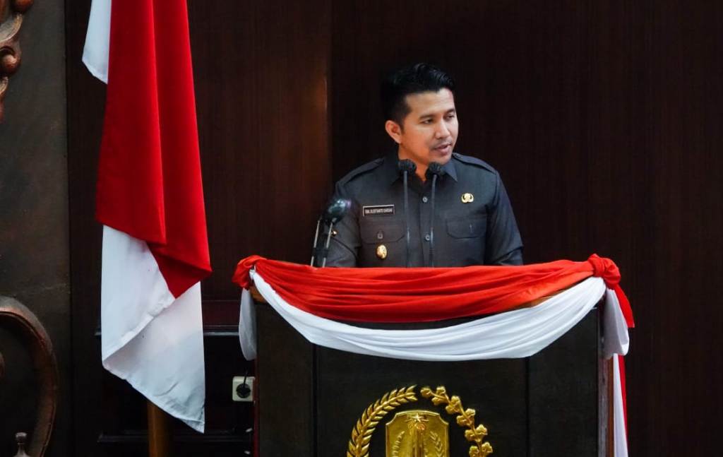 Wakil Gubernur Jawa Timur Emil Elestianto Dardak dalam rapat paripurna DPRD Jatim, Senin (30/1), menyampaikan pengembangan pertembakauan di Jawa Timur untuk sektor hulu tahun 2021 meliputi luas area 51,7 persen dari luas area nasional. (MUS PURMADANI/RADA