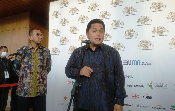 Menteri Badan Usaha Milik Negara (BUMN) Erick Thohir (kanan) dalam konferensi pers Natal Bersama 2022 Kementerian BUMN dan BUMN di Tangerang, Banten, Sabtu (14/1/2023). (ANTARA/Agatha Olivia Victoria)
