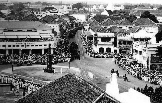 Peringatan hari ulang tahun ratu Belanda, Wilhelmina, di Pasar Besar. Ribuan orang menggelar upacara di monumen yang diberi nama Wilhelmina Lamp karena keberadaan lampunya yang berwarna warni. (ISTIMEWA)