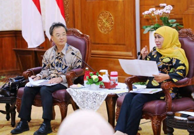 KERJA SAMA:  Representatif JICA, Chief Yasui Takehiko  membahas kelanjutan MRT bersama Gubernur Khofifah Indar Parawansa. (MUS PURMADANI)
