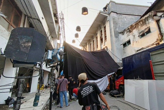PRODUKSI FILM: Suasana kru yang sibuk melakukan proses produksi untuk film salah satu rumah produksi di kawasan kota lama Jalan Kalimalang (Kya-Kya) Surabaya, Jumat (13/1). Film yang dibintangi beberapa artis papan atas Indonesia tersebut menampilkan sisi