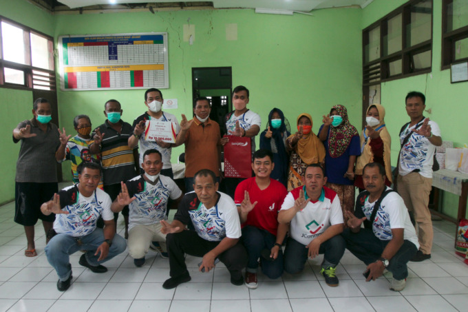 JCONNECT: Jatimers Cabang Olahraga Bulu Tangkis bersama perwakilan penghuni Liponsos eks Kusta Babat Jerawat Surabaya berfoto bersama usai acara di ruang aula. (ABDULLAH MUNIR/RADAR SURABAYA)