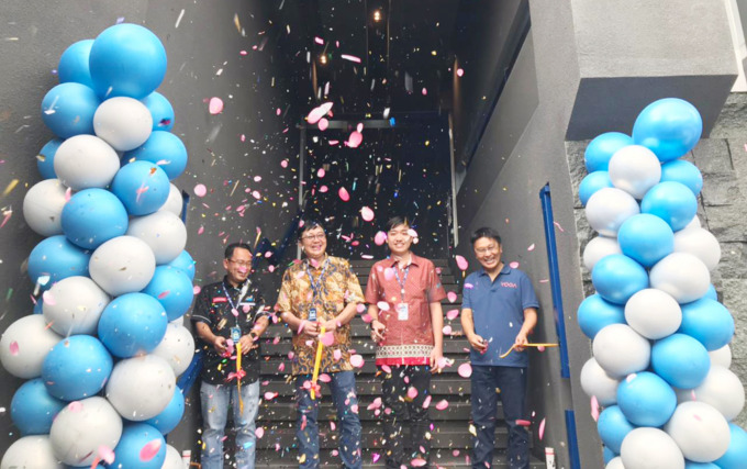 OPENING: Direktur DB Klik Surabaya, Heliyanto (dua dari kiri) didampingi oleh putranya, Vincent bersama dengan General Manager Lenovo Indonesia, Budi Janto (kanan) serta Sales & Product DB Klik Surabaya, Wiyaseno saat grand opening showroom DB Klik Suraba