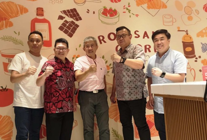 EKSPANSI: Innico Sjahandi (tiga dari kiri) bersama Tjahjono Haryono (dua dari kanan) dan pengurus Apkrindo Jatim. Tahun ini banyak anggota Apkrindo yang melakukan ekspansi termasuk Croissant Geprek. (M. AFIQ FIRDAUS/RADAR SURABAYA)
