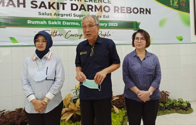 TRANSFORMASI : dr Sulung Budianto bersama dr Veronica Soentiono, MARS (kanan) dan Ratna Chandra. Tahun ini RS Darmo Reborn melakukan transformasi  untuk meningkatkan pelaratan, pelayanan dan fasilitasnya agar pasien semaiin nyaman dan tidak berobat ke lua
