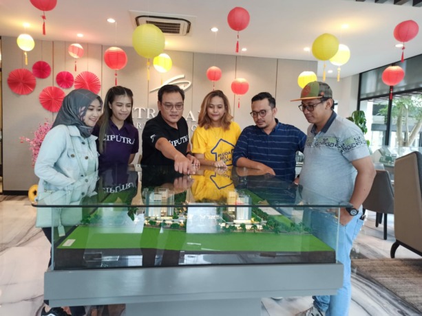 LAUNCHING BARU: Andreas Yosianto (tiga dari kiri) bersama mitra bisnis menjelaskan pengembangan tipe baru, Charlene dan Cyrus+ yang dirilis, hari Minggu (29/1) dengan target kalangan milenial dan pasangan muda. (M AFIQ FIRDAUS/RADAR SURABAYA)