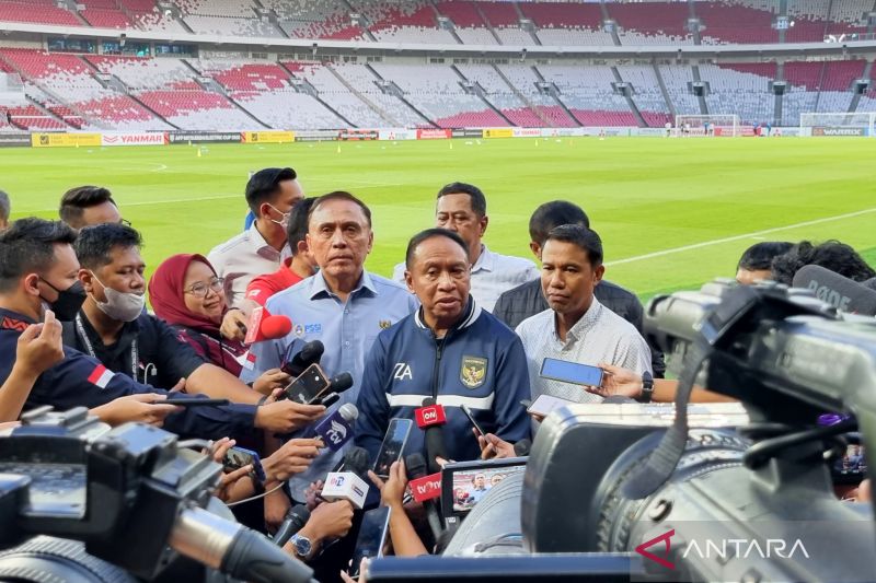Menpora Zainudin Amali (tengah) memberikan keterangan usai memantau latihan Timnas Indonesia di Stadion Utama Gelora Bung Karno (SUGBK) Jakarta, Kamis (5/1/2023). (ANTARA/Bayu Kuncahyo)