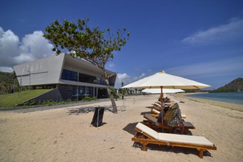 Sejumlah wisatawan berada di Kuta Beach Park the Mandalika di Desa Kuta, Pujut, Praya, Lombok Tengah, NTB, Sabtu. (ANTARA FOTO/Ahmad Subaidi/foc)