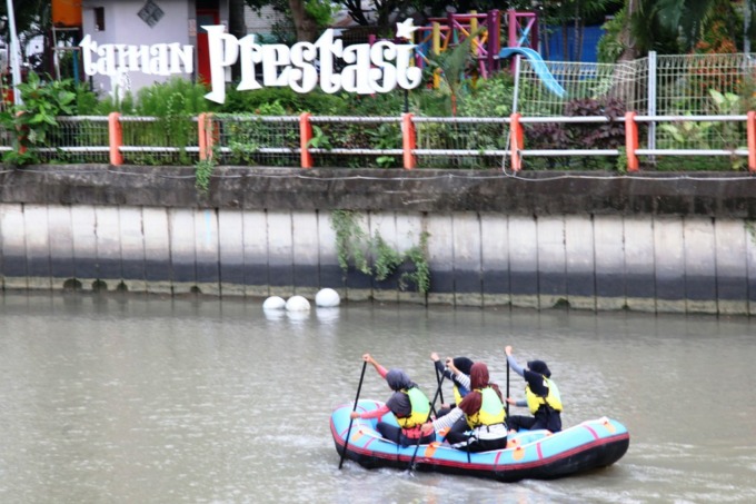 REKREASI SEHAT: Sejumlah mendayung perahu di Sungai Kalimas kawasan Ketabang Kali, Surabaya, Selasa (3/1). (SURYANTO/RADAR SURABAYA)