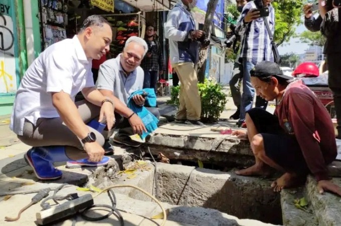 DIRAPIKAN: Wali Kota Surabaya Eri Cahyadi bersama Kepala SDSABM Lilik Arijanto memantau gorong-gorong berisi jaringan utilitas. (ISTIMEWA)
