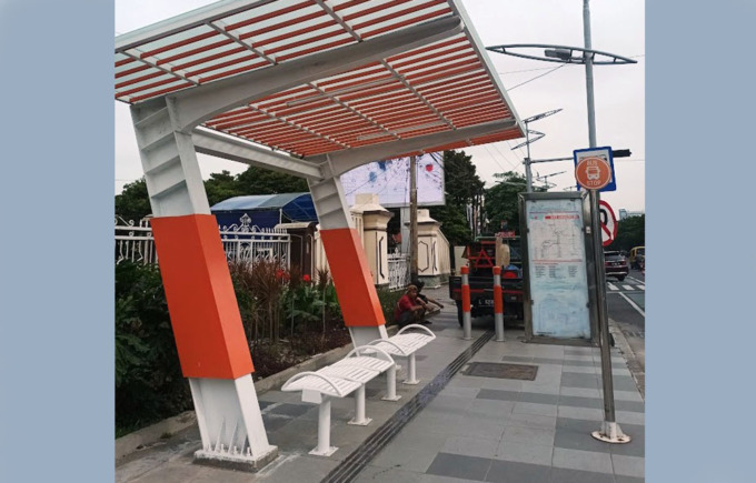LEBIH KINCLONG: Salah satu halte baru di depan RS Bhayangkara, Jalan Ahmad Yani, Surabaya. (ISTIMEWA)