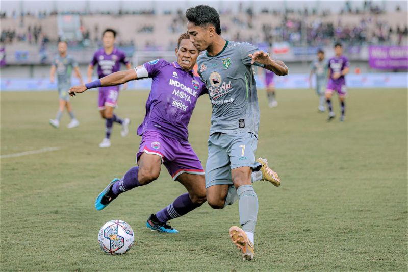 Pesepak bola Persebaya Surabaya Marselino Ferdinan (kanan) berebut bola dengan pesepak bola Persita Tangerang Muhammad Toha (kiri) pada pekan ke-18 Liga 1 Indonesia 2022/2023 di Stadion Indomilk Arena, Tangerang, Banten, Rabu (18/1/2023). (ANTARA/HO-Perse