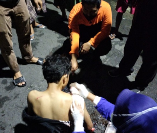 LUKA PARAH: Petugas mengevakuasi DF seusai dibacok di Jalan Menanggal III Gang Delima, Surabaya, Senin (23/1). (IST)