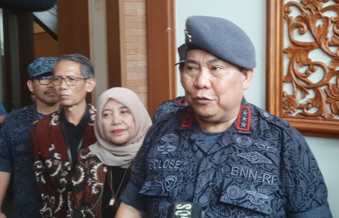 SOFT POWER: Kepala BNN RI Komjen Pol Petrus Reinhard Golose  memberikan keterangan kepada wartawan. (MAHRUS/RADAR SURABAYA)