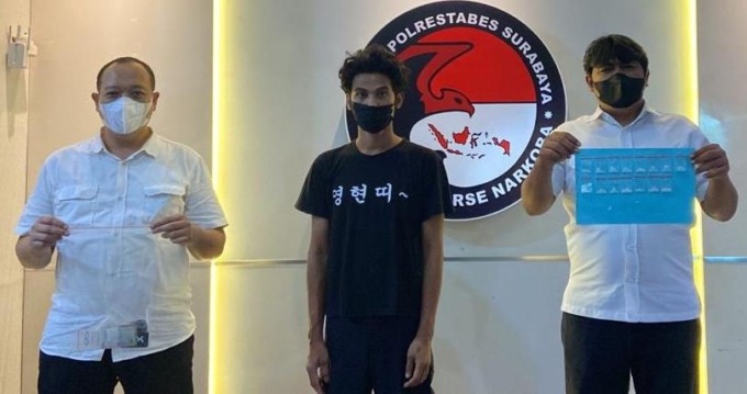 KETAHUAN: Tersangka SP diamankan bersama barang bukti di Polrestabes Surabaya, Senin (16/1). (IST)