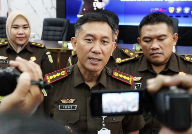 EVALUASI: Kajari Surabaya Danang Suryo Wibowo memberi keterangan kepada wartawan. (SURYANTO/RADAR SURABAYA)