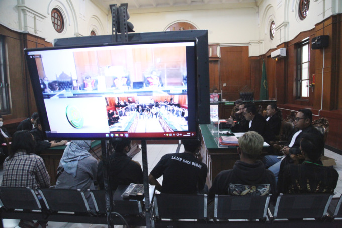 TRAGEDI: Sejumlah saksi memberikan keterangan saat sidang Tragedi Kanjuruhan di PN Surabaya, Kamis (19/1). (SURYANTO/RADAR SURABAYA)