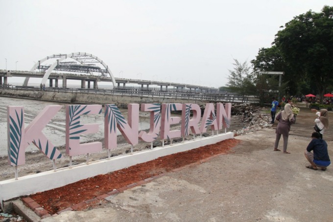 LEBIH KINCLONG: Warga menikmati kawasan wisata THP Kenjeran, Surabaya. (SURYANTO/RADAR SURABAYA)
