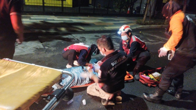 EVAKUASI: Petugas mengevakuasi jenazah Dhany di Jalan Manyar Kertoarjo, Surabaya. (IST)