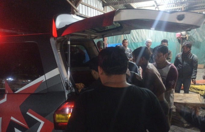 BERPULANG: Petugas bersama warga mengevakuasi jenazah M Ali ke rumah duka. (IST)