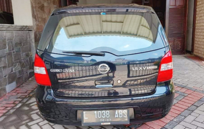 KENANGAN: Mobil Nissan Gran Livina yang dilarikan pelaku di Sambikerep. (ISTIMEWA)