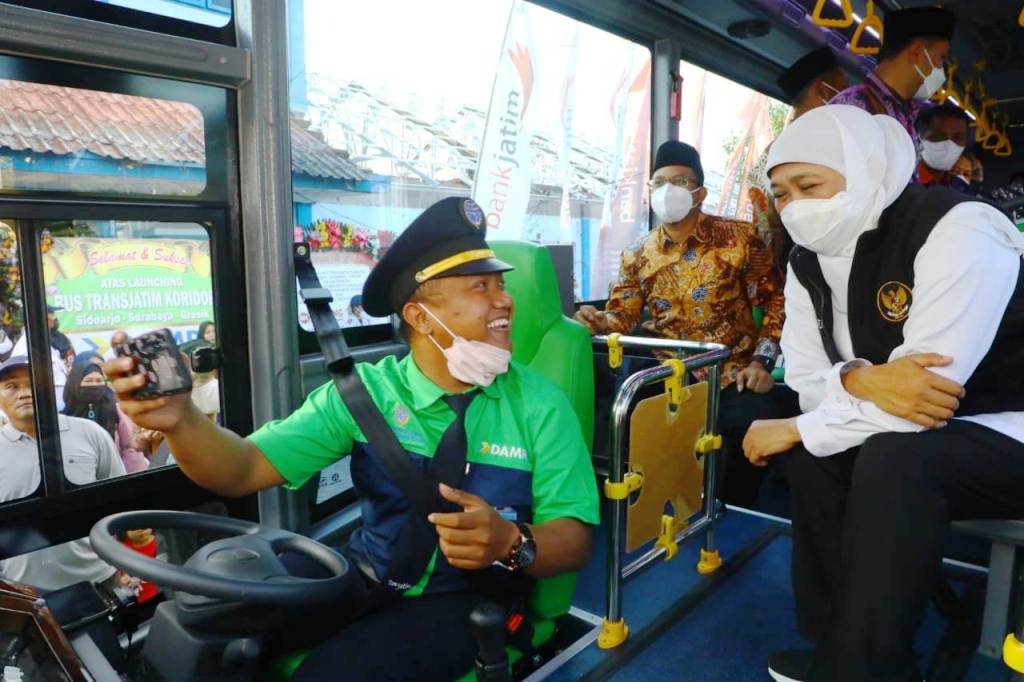 LAYANI SELFIE: Gubernur Jatim Khofifah Indar Parawansa berbincang dengan sopir bus Trans Jatim. (ISTIMEWA)