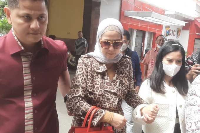 TERSAKITI: Venna Melinda (tengah) saat mendatangi Polda Jatim, Kamis (26/1). (SURYANTO/RADAR SURABAYA)