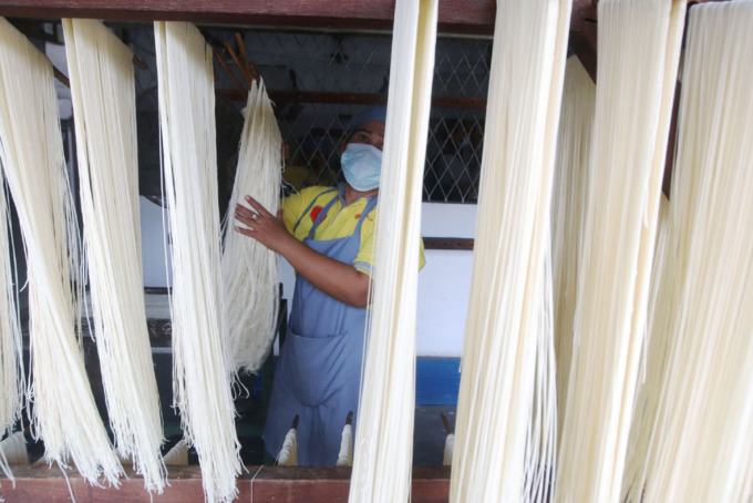 PERMINTAAN MENINGKAT: Pekerja memproduksi misua di salah satu industri rumahan di kawasan Pesapen, Surabaya, Kamis (19/1). (ANDY SATRIA/RADAR SURABAYA)