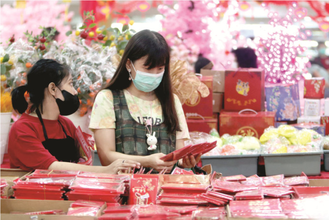 PERSIAPAN: Calon pembeli memilih berbagai macam pernak-pernik Imlek yang dijual di Pasar Atom Mall Surabaya, Rabu (11/1). (ANDY SATRIA/RADAR SURABAYA)