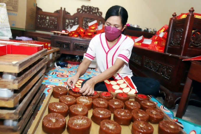 MOMEN TAHUNAN: Produksi kue keranjang hanya dilakukan pada momen tahun baru Imlek. (ANDY SATRIA/RADAR SURABAYA)