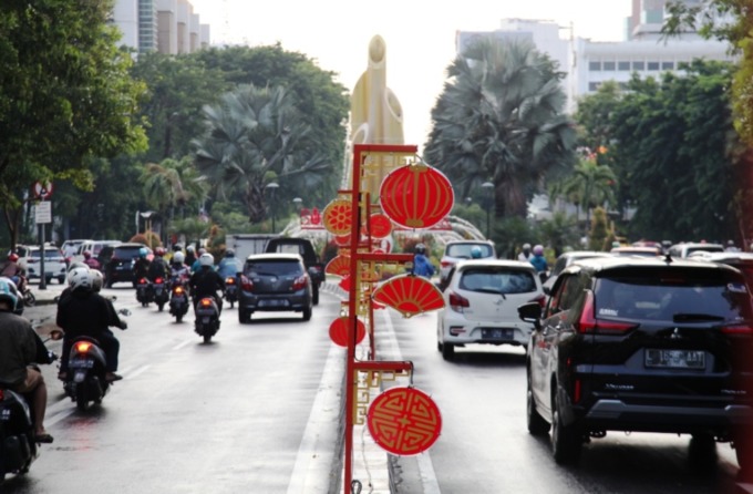 KHAS PECINAN: Dekorasi Imlek yang terpasang di Jalan Panglima Sudirman menambah keindahan pemandangan kota Surabaya, Rabu (11/1). (SURYANTO/RADAR SURABAYA)