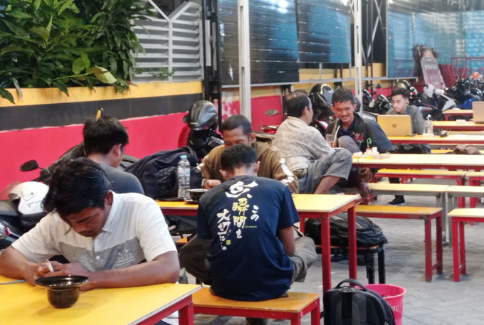 SUDAH MELEKAT: Tak hanya minum kopi atau makan kudapan, cangkrung juga jadi ajang silaturahmi. (SURYANTO/RADAR SURABAYA)