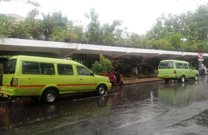 BERALIH FUNGSI: Bekas halte trem di Jalan Jembatan Merah kini dimanfaatkan angkot untuk ngetem. (SURYANTO/RADAR SURABAYA)