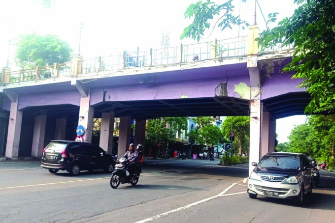 SAKSI BISU: Di Viaduk Gubeng terdapat bekas-bekas tembakan peluru dari pertempuran 10 November 1945. (SURYANTO/RADAR SURABAYA)