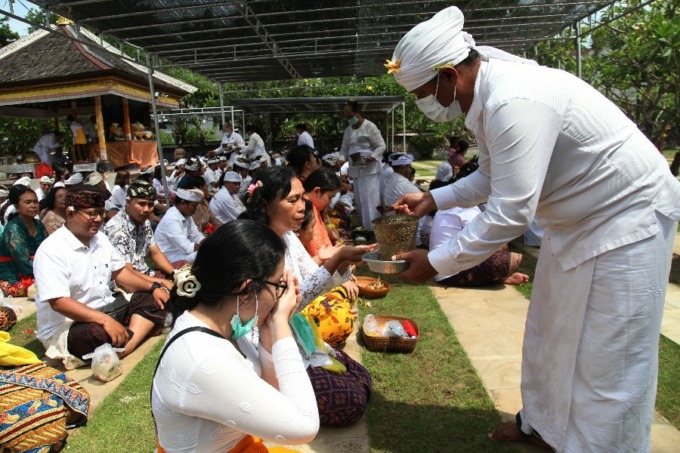 KHIDMAT: Umat Hindu mengikuti persembahyangan perayaan hari raya Galungan di Pura Segara, Kenjeran, Surabaya, Rabu (4/1). (SURYANTO/RADAR SURABAYA)
