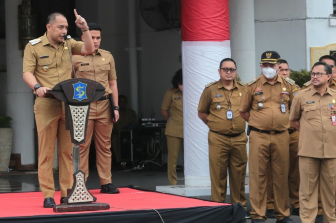LARANG PAMER: Wali Kota Surabaya Eri Cahyadi saat memberi pengarahan pada ASN dalam apel pagi di halaman Balai Kota Surabaya, Senin (30/1). (SURYANTO/RADAR SURABAYA)