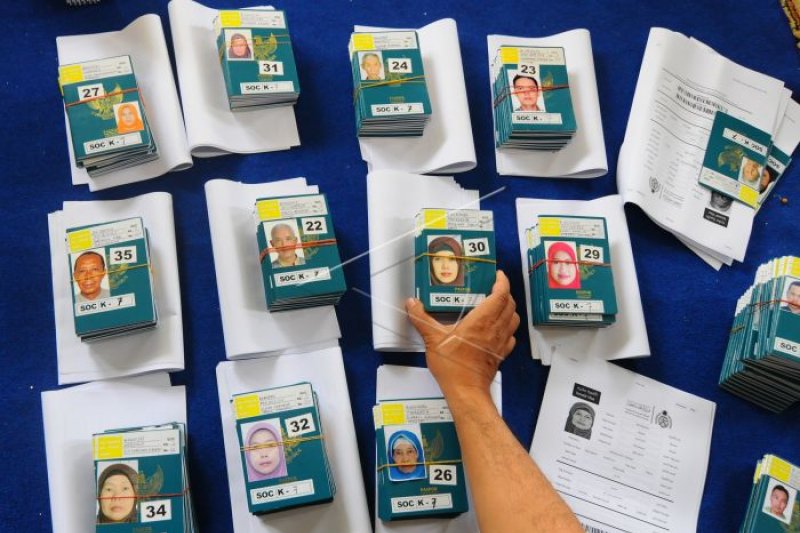 Petugas Panitia Penyelenggara Ibadah Haji (PPIH) menata dokumen paspor dan visa jamaah calon haji yang sudah siap untuk dibagikan. (ANTARA FOTO/Aloysius Jarot Nugroho)
